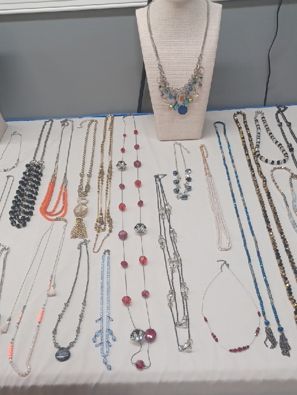 Preview For 5-19-26 .. 16lbs Of Crystal.. 8.00 Starts On Necklaces - Picture 4 of 17